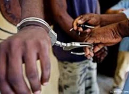 Le pédophile mécanicien de bateau homosexuel Cheikh.A.B.Nd menace un garçon de 16 ans avec une arme à feu et tente de corrompre la famille